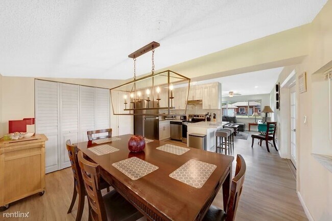 Building Photo - 3 br, 1 bath House - 5711 SW 38th St
