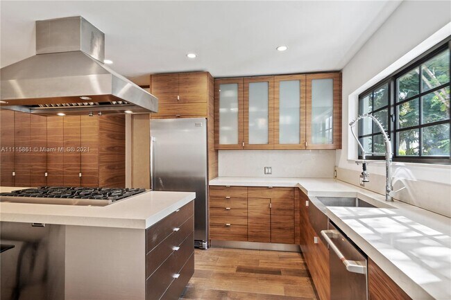 Building Photo - 2655 Pine Tree Dr