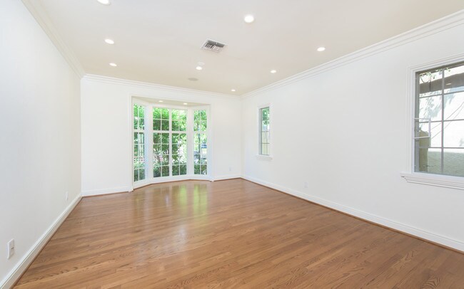 Foto del edificio - 1240 N Doheny Dr