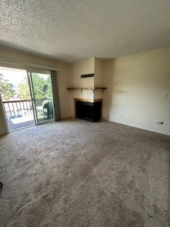 Desde el salón se accede a la terraza o balcón. - 509 Mountain View Pl