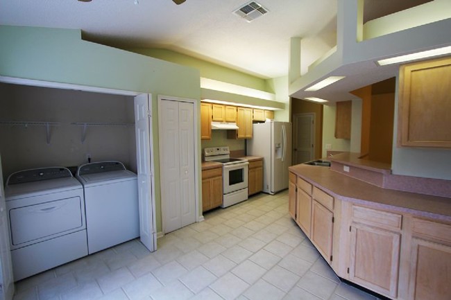 Building Photo - Charming Three Bedroom Home on Ameila Island