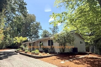 Building Photo - 1011 Howard Hls Rd