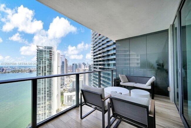 Foto del edificio - 650 NE 32nd St