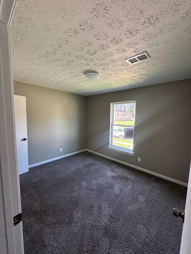 Foto del edificio - 733 Hill Rise Ct