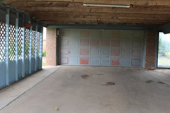 Building Photo - Country Living!!