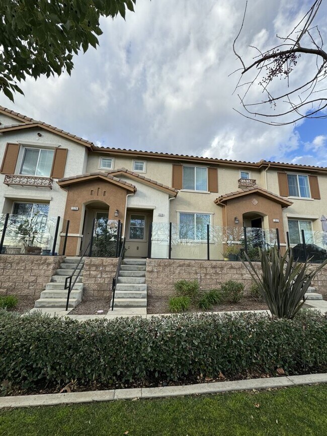 Building Photo - Beautiful 4 bed, 2.5 bath Townhome in Upla...