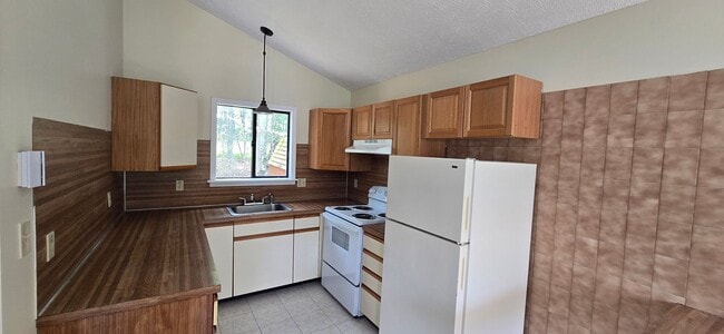 Building Photo - 3 Bedroom 1 Bath Contemporary in Amenity F...
