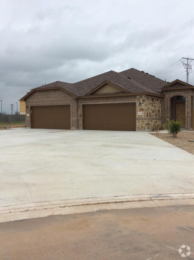 Building Photo - 253 Hidden Springs Dr