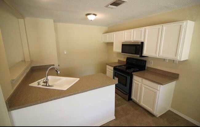 Building Photo - 5663 Larkdale Dr