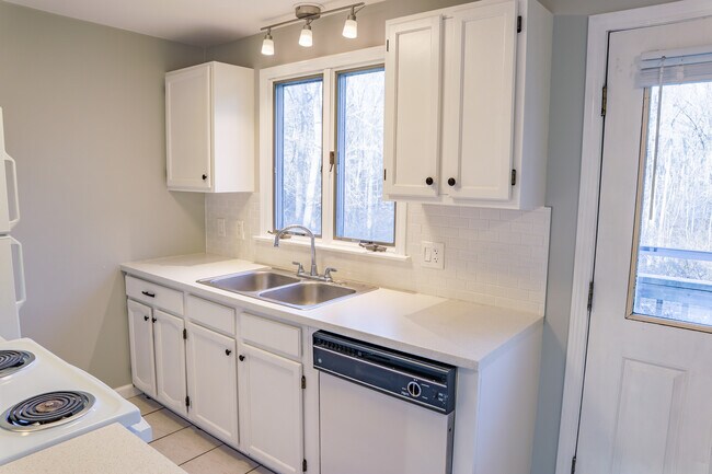 Building Photo - 120 Young St