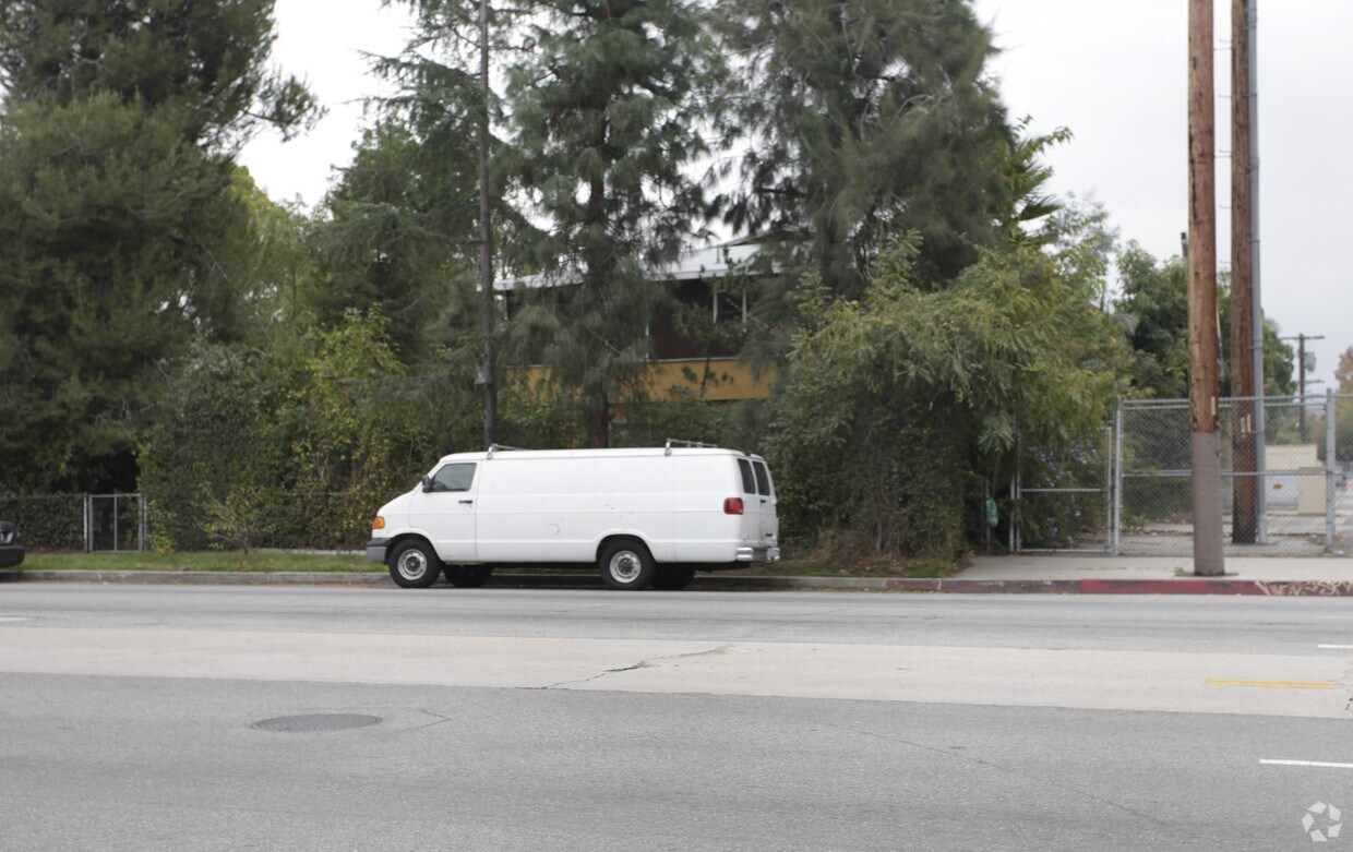 Foto del edificio - 12160 Burbank Blvd