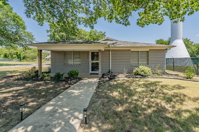 Photo - Bright, clean & open concept 2/2/1 home in Justin - 316 W. 3rd Street, Justin TX 76247
