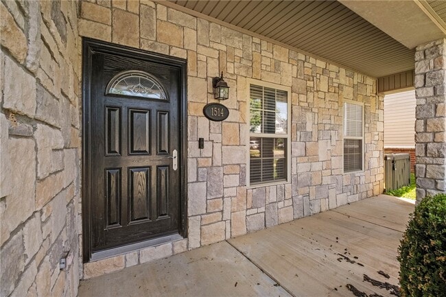 Building Photo - 1514 NE Young Ave