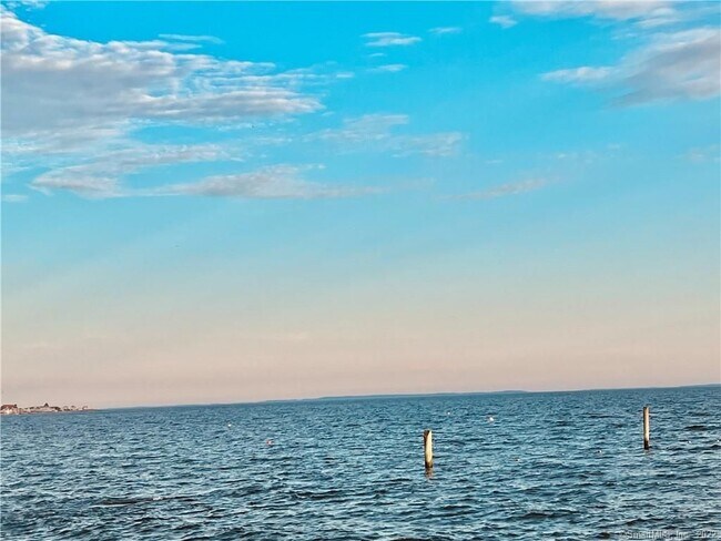 Foto del edificio - 28 Beach Rd E