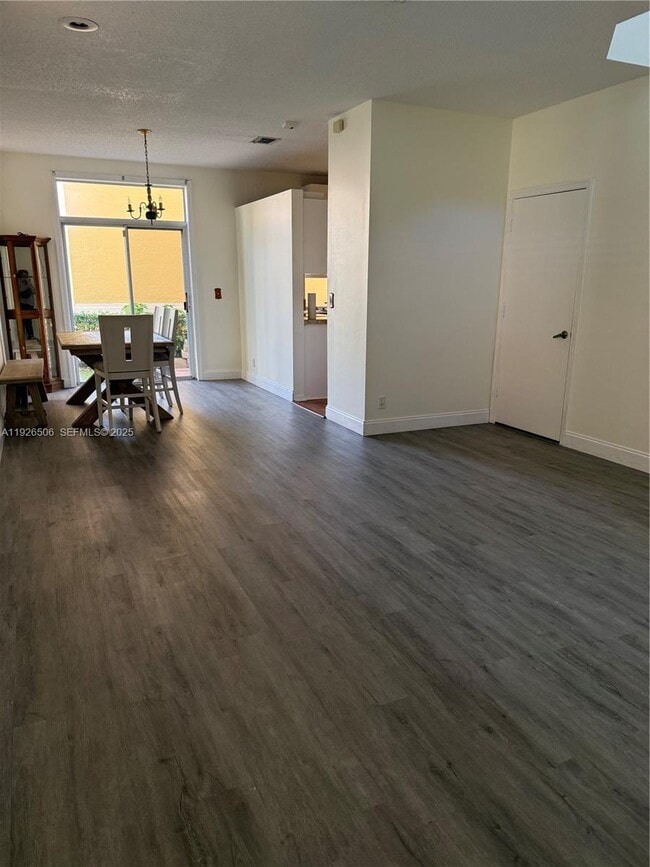 Building Photo - 11383 Lakeview Dr