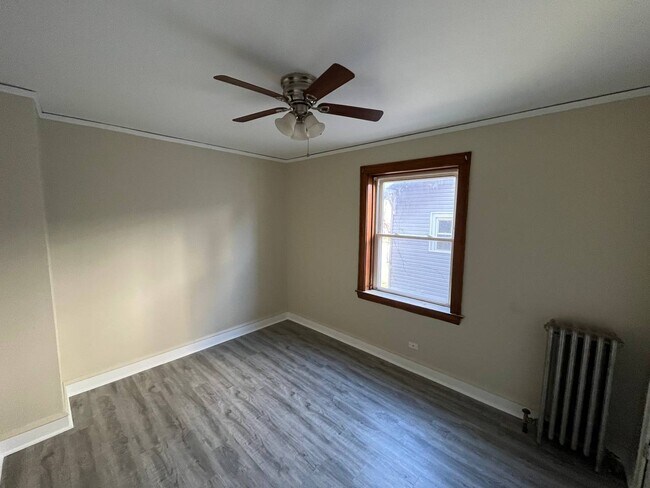 Building Photo - 302 E 148th Pl