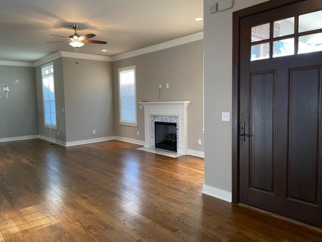 Building Photo - 3423 Country Club Dr