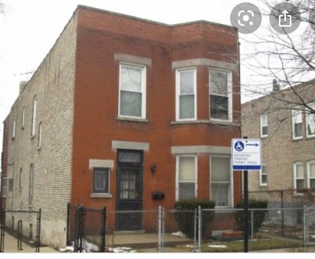 Building Photo - 3530 S Hoyne Ave