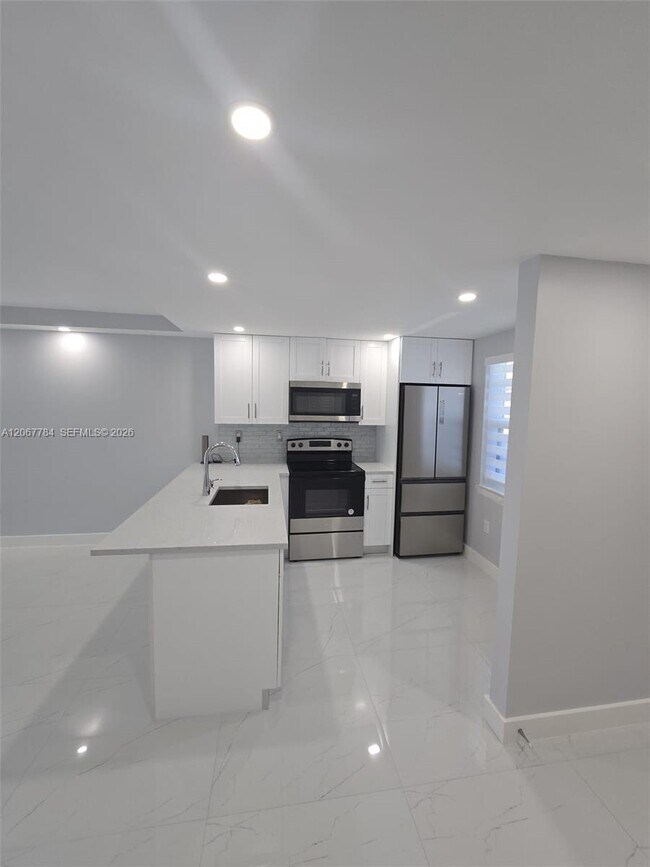 Building Photo - 9440 Fontainebleau Blvd