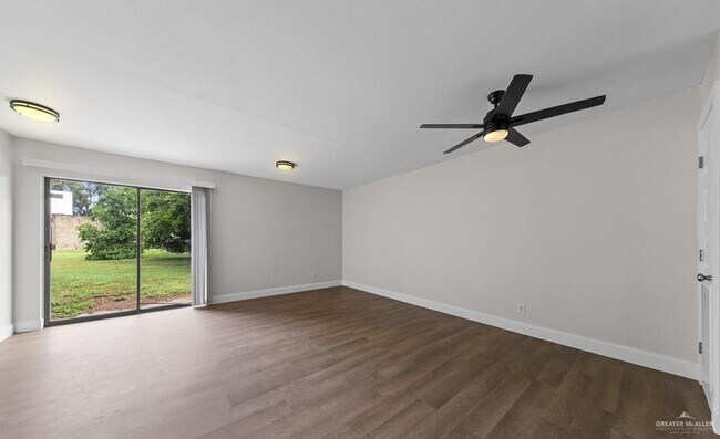 Foto del edificio - 8 Continental Dr