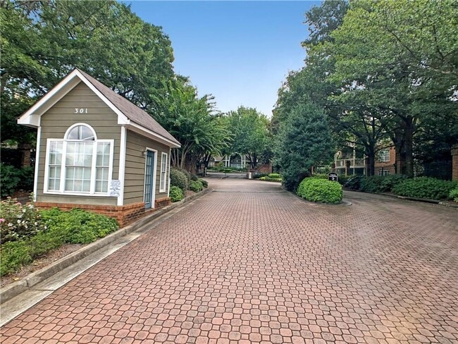 Building Photo - 807 McGill Park Ave NE