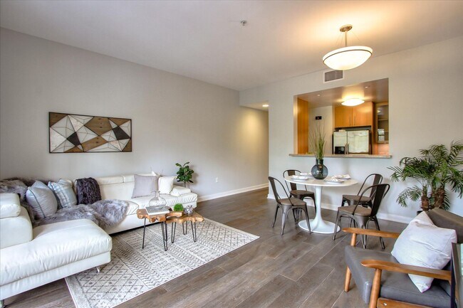 Building Photo - Luxury 1 Bedroom 1 Bath Condo in the Heart...