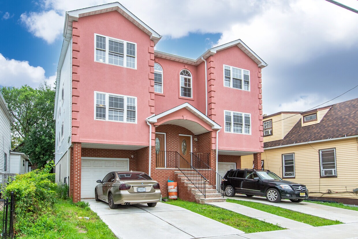 Primary Photo - 1023 Olive St