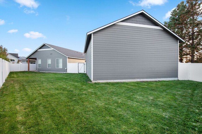 Foto del edificio - Newer Construction with 28X36 Shop!