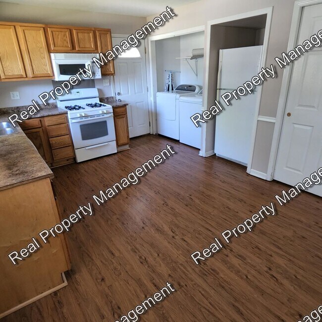 Building Photo - 3 Bedroom Hessville Ranch