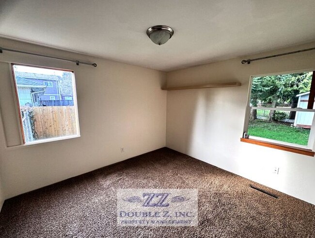 Building Photo - Spacious 2 Bedroom House with Garage and l...