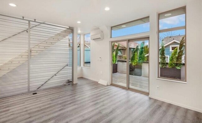 Building Photo - Sophisticated 3 Bedroom Townhome