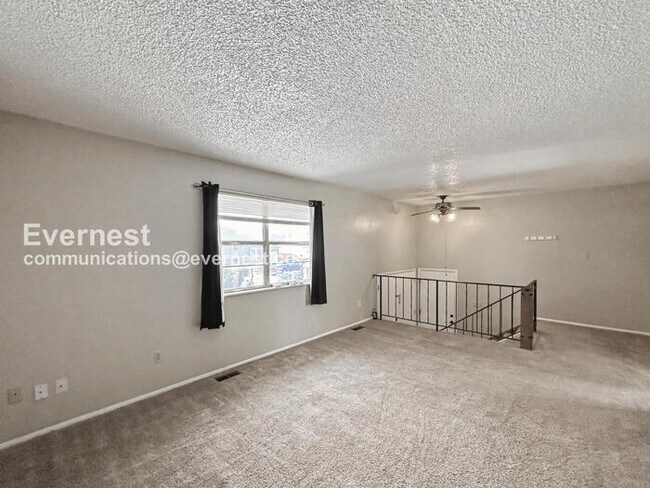 Foto del edificio - 3 Bed, 2 Bath Home with Fenced Yard & Garage / Available Now!