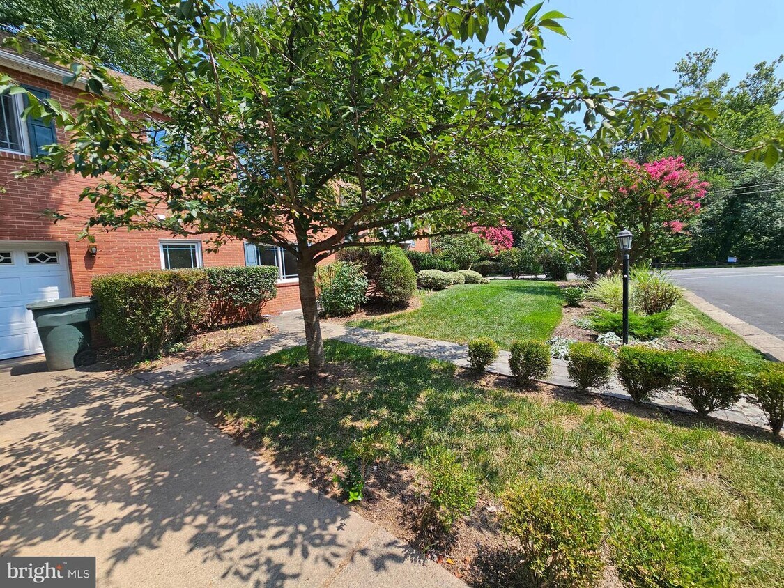 Primary Photo - 452 W Taylor Run Pkwy