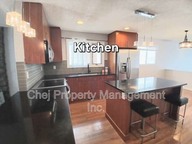 Building Photo - 8728-8181 181 St NW