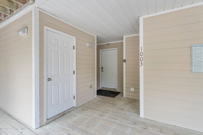 Building Photo - 3350 Club Villas Dr