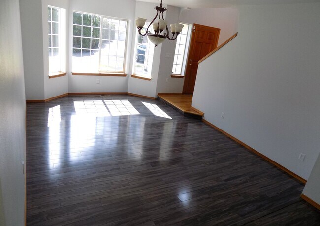 Foto del edificio - Maple Valley Elk Run Community 4 bedroom 2.5 bathroom Home 3 car garage - Available February 1 2026.