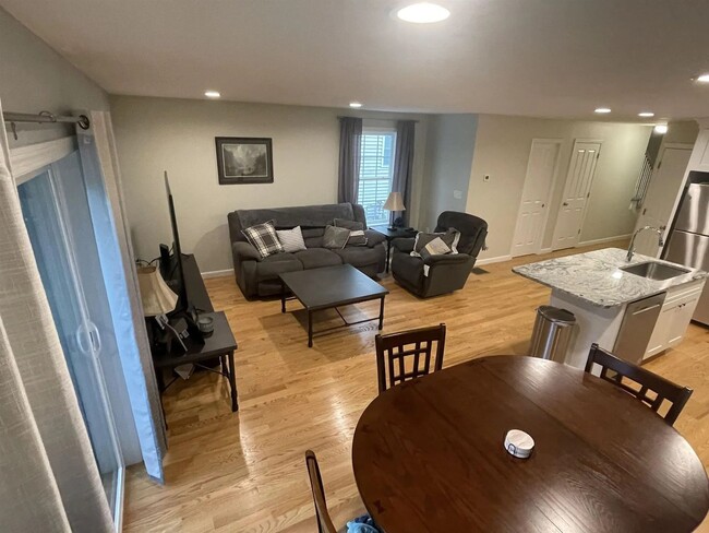 Building Photo - Beautiful Three Bedroom Town Home