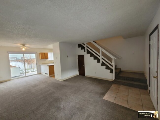 Building Photo - Available Now! 2 bed1 bath Palisade Apartm...