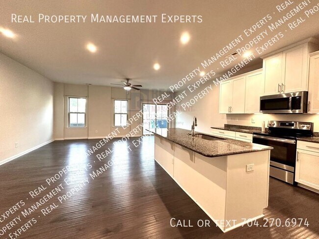 Building Photo - Charming 3BR/2.5BA Townhouse in community ...