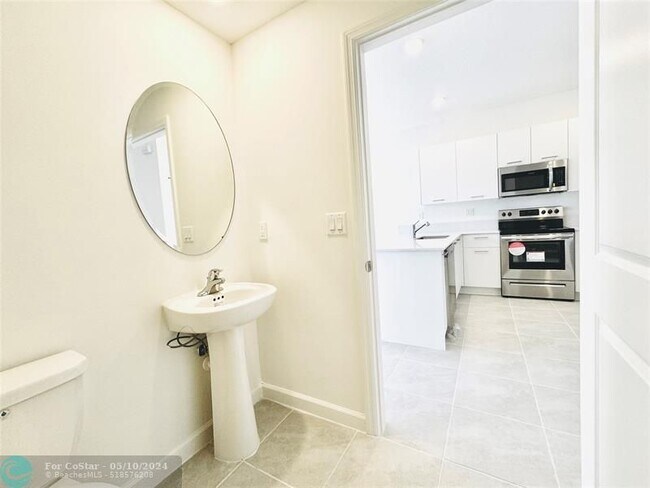 Building Photo - 5691 Fox Hollow Dr