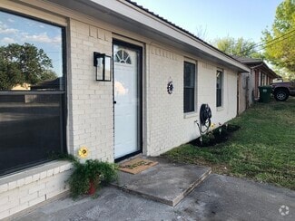 Building Photo - 409 N Cedar St
