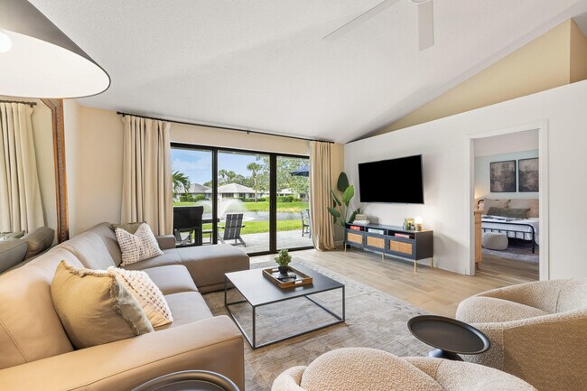 Building Photo - 206 Club Dr