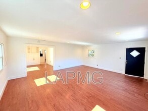 Building Photo - 4447 Lockwood Ave