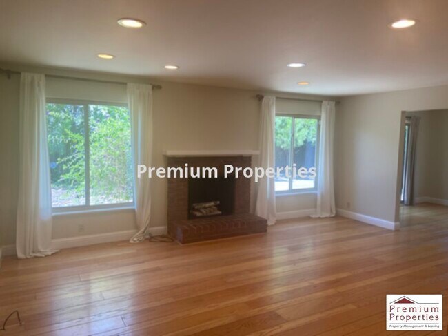 Building Photo - 2833 San Antonio Dr