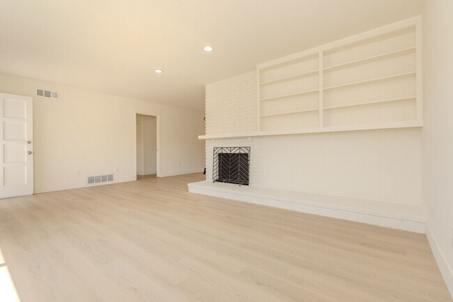 Foto del edificio - Completely Refreshed Spacious 3 Bed/2 Bath...