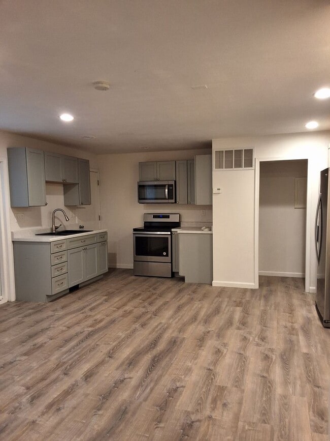 Building Photo - 3215 W Willow Knolls Dr