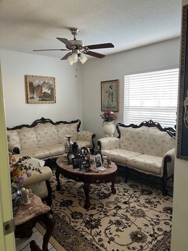 Foto del edificio - 197 Maple Dr