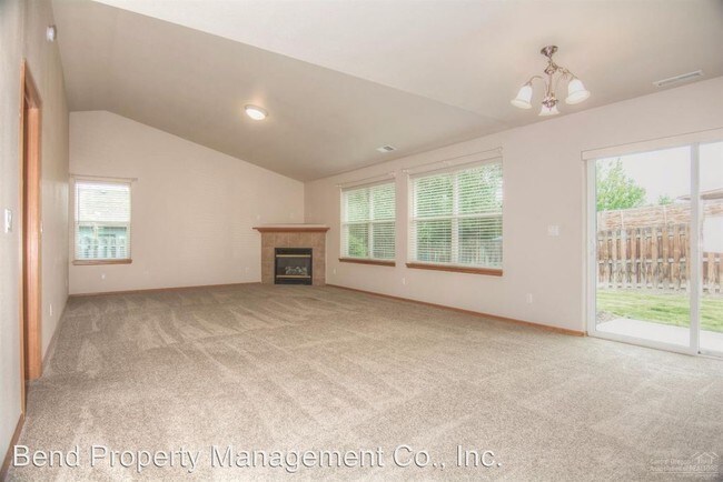 Building Photo - 4 br, 2 bath House - 3332 SW Kalama Ave.