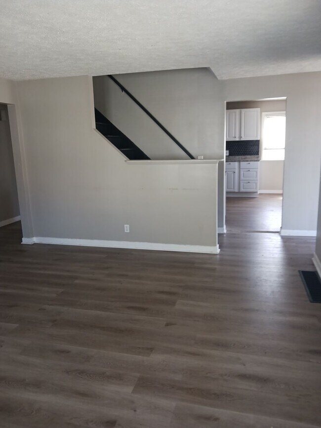 Building Photo - 4 Bedroom  2 bath house