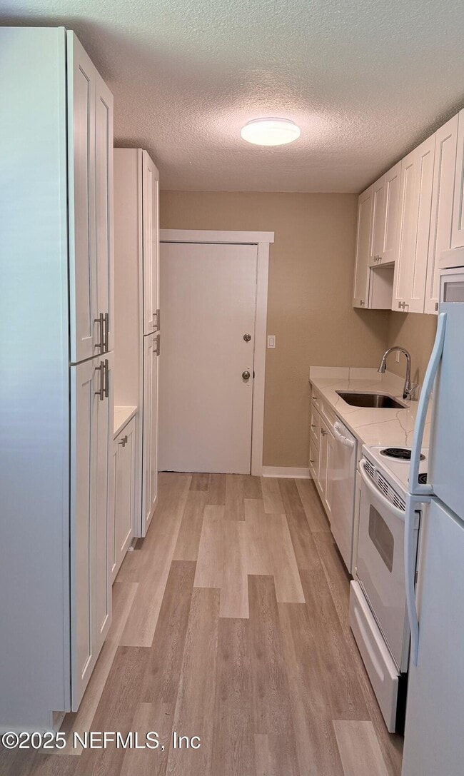 Building Photo - 696 Kestner Rd